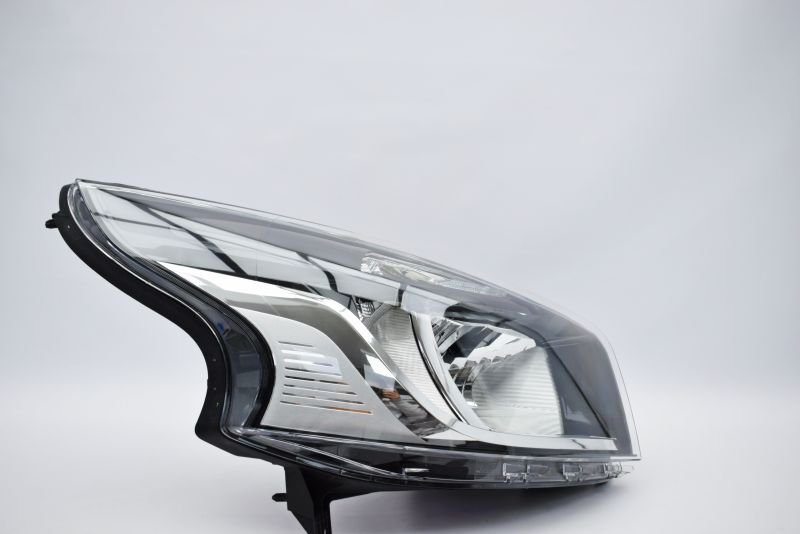 Renault Trafic 3 Sağ Ön Far-260101161R